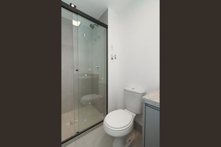 Banheiro de kitnet/studio para alugar com 1 quarto, 29m² em Auxiliadora, Porto Alegre