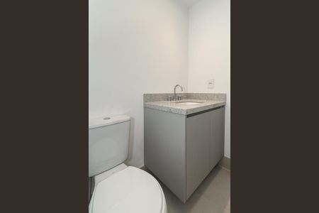 Banheiro de kitnet/studio para alugar com 1 quarto, 29m² em Auxiliadora, Porto Alegre