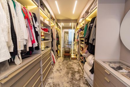 Apartamento à venda com 213m², 4 quartos e 4 vagasCloset da suíte