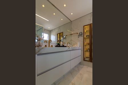 Apartamento à venda com 213m², 4 quartos e 4 vagasBanheiro da Suíte 1