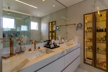 Apartamento à venda com 213m², 4 quartos e 4 vagasBanheiro da Suíte 1