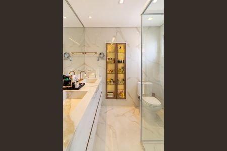 Apartamento à venda com 213m², 4 quartos e 4 vagasBanheiro da Suíte 1