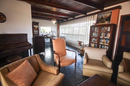 Casa à venda com 390m², 4 quartos e 4 vagasSala