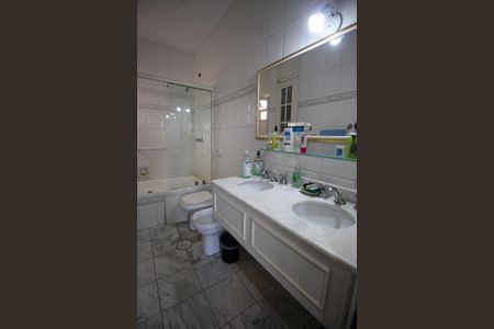 Casa à venda com 390m², 4 quartos e 4 vagasBanheiro da Suíte 3