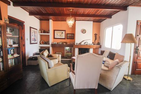 Casa à venda com 390m², 4 quartos e 4 vagasSala