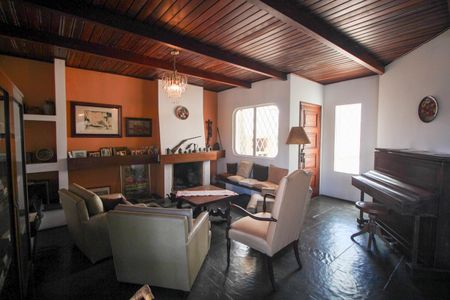 Casa à venda com 390m², 4 quartos e 4 vagasSala