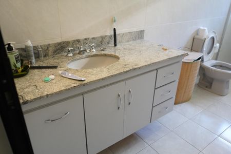 Casa à venda com 353m², 5 quartos e 4 vagasBanheiro Social