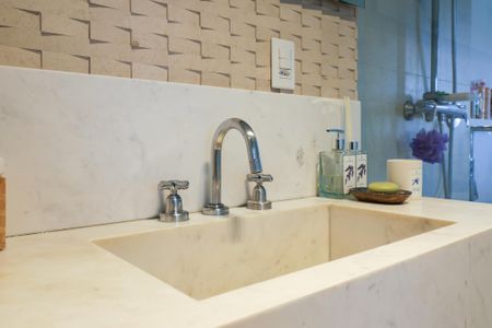 Apartamento à venda com 70m², 1 quarto e 2 vagas Apartamento à venda com 70m², 1 quarto e 2 vagasBanheiro da Suíte