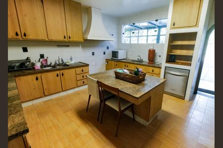 Casa à venda com 607m², 5 quartos e 5 vagasCozinha 