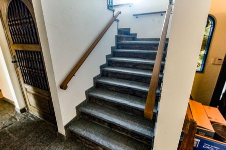 Casa à venda com 607m², 5 quartos e 5 vagasEscada acesso quartos