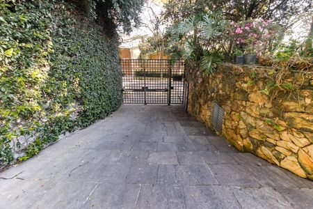 Casa à venda com 607m², 5 quartos e 5 vagasEntrada garagem