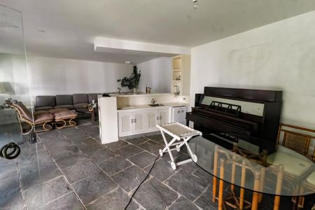 Casa à venda com 607m², 5 quartos e 5 vagasSalão de festas