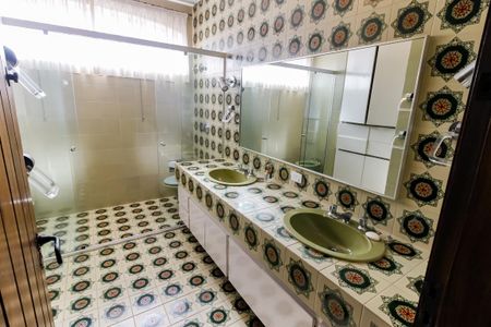 Casa à venda com 607m², 5 quartos e 5 vagasBanheiro Social 1