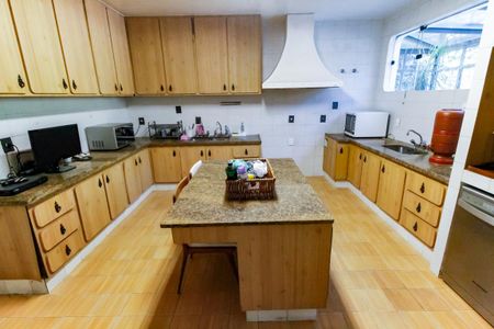 Casa à venda com 607m², 5 quartos e 5 vagasCozinha 