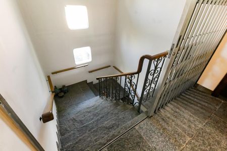 Casa à venda com 607m², 5 quartos e 5 vagasEscadas