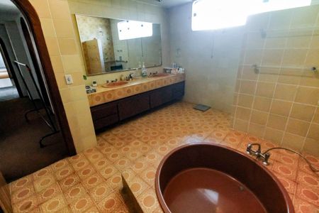 Casa à venda com 607m², 5 quartos e 5 vagasBanheiro da Suíte 1