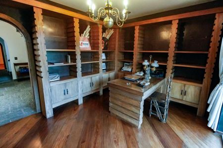 Casa à venda com 607m², 5 quartos e 5 vagasEscritório
