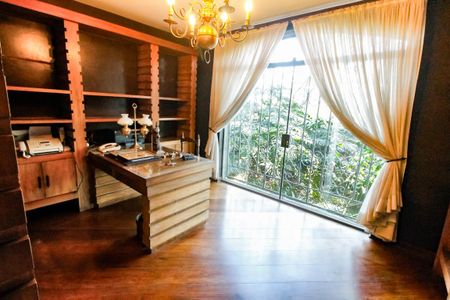 Casa à venda com 607m², 5 quartos e 5 vagasEscritório