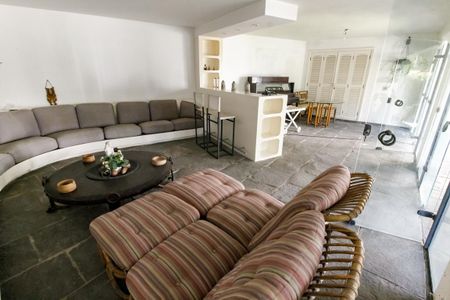 Casa à venda com 607m², 5 quartos e 5 vagasSalão de festas