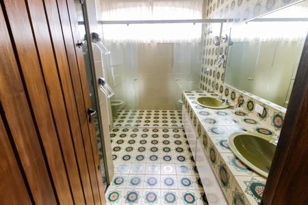 Casa à venda com 607m², 5 quartos e 5 vagasBanheiro Social 1