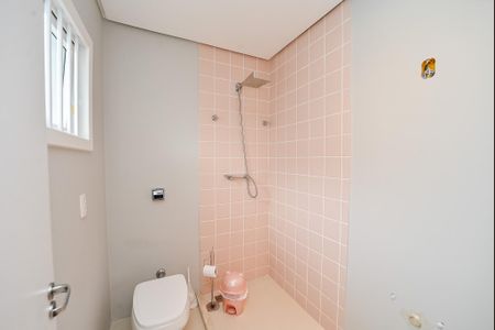 Casa à venda com 330m², 3 quartos e 8 vagas Casa à venda com 330m², 3 quartos e 8 vagasBanheiro da Suíte 2