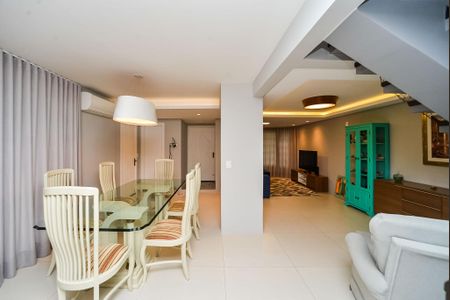 Casa à venda com 330m², 3 quartos e 8 vagas Casa à venda com 330m², 3 quartos e 8 vagasSala de Jantar