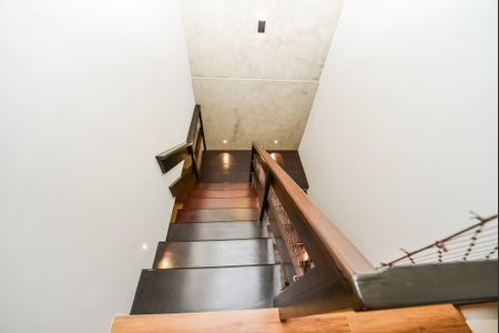 Casa à venda com 330m², 3 quartos e 8 vagas Casa à venda com 330m², 3 quartos e 8 vagasEscada