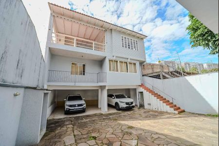 Casa à venda com 330m², 3 quartos e 8 vagas Casa à venda com 330m², 3 quartos e 8 vagasPátio