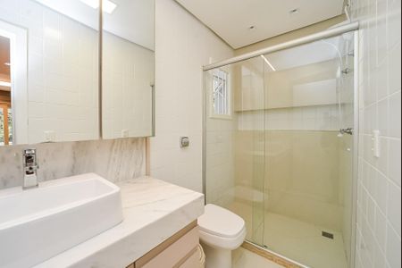 Casa à venda com 330m², 3 quartos e 8 vagas Casa à venda com 330m², 3 quartos e 8 vagasBanheiro da Suíte 1