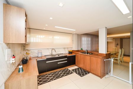 Casa à venda com 330m², 3 quartos e 8 vagas Casa à venda com 330m², 3 quartos e 8 vagasCozinha