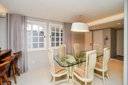 Casa à venda com 330m², 3 quartos e 8 vagas Casa à venda com 330m², 3 quartos e 8 vagasSala de Jantar