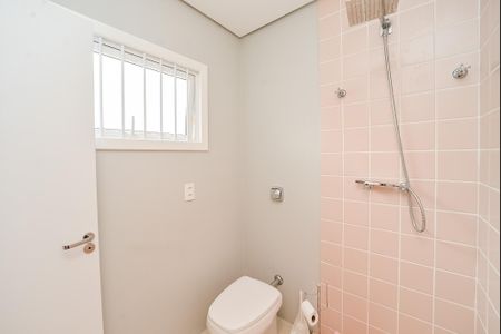 Casa à venda com 330m², 3 quartos e 8 vagas Casa à venda com 330m², 3 quartos e 8 vagasBanheiro da Suíte 2