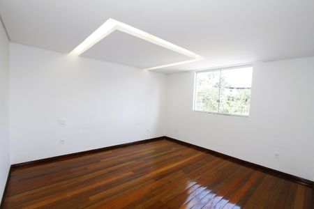 Casa para alugar com 417m², 5 quartos e 5 vagasSuíte