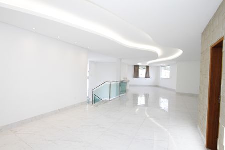 Casa para alugar com 417m², 5 quartos e 5 vagasSala