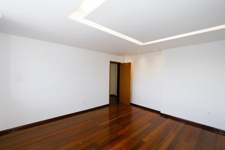 Casa para alugar com 417m², 5 quartos e 5 vagasSuíte