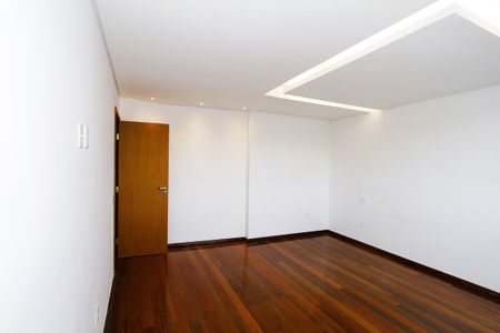 Casa para alugar com 417m², 5 quartos e 5 vagasSuíte