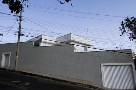 Casa para alugar com 417m², 5 quartos e 5 vagasFachada