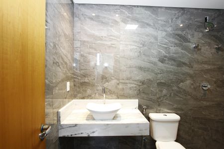 Casa para alugar com 417m², 5 quartos e 5 vagasBanheiro 2