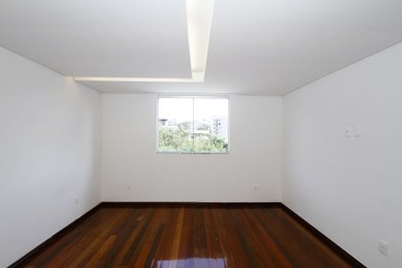 Casa para alugar com 417m², 5 quartos e 5 vagasSuíte
