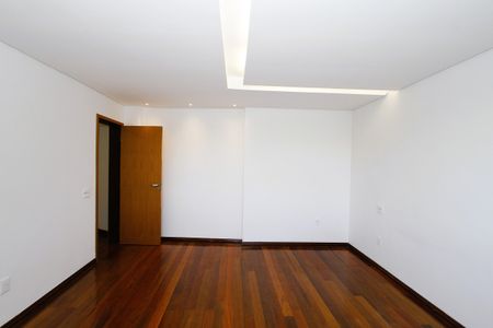 Casa para alugar com 417m², 5 quartos e 5 vagasSuíte