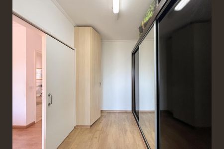 Casa de condomínio para alugar com 220m², 4 quartos e 4 vagas Casa de condomínio para alugar com 220m², 4 quartos e 4 vagasCloset da Suíte
