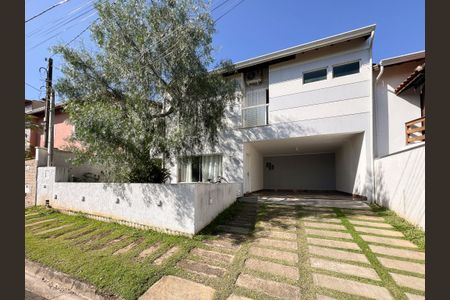 Casa de condomínio para alugar com 220m², 4 quartos e 4 vagas Casa de condomínio para alugar com 220m², 4 quartos e 4 vagasÁrea Externa