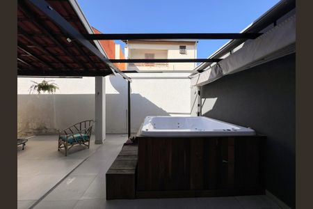 Casa de condomínio para alugar com 220m², 4 quartos e 4 vagas Casa de condomínio para alugar com 220m², 4 quartos e 4 vagasÁrea Externa