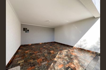 Casa de condomínio para alugar com 220m², 4 quartos e 4 vagas Casa de condomínio para alugar com 220m², 4 quartos e 4 vagasÁrea Externa