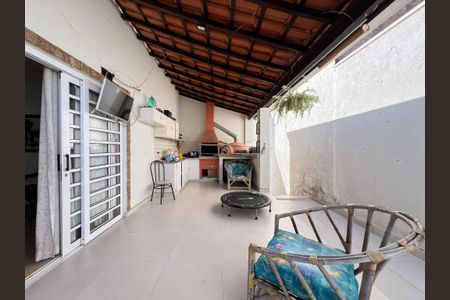 Casa de condomínio para alugar com 220m², 4 quartos e 4 vagas Casa de condomínio para alugar com 220m², 4 quartos e 4 vagasÁrea Externa