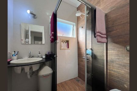 Casa de condomínio para alugar com 220m², 4 quartos e 4 vagas Casa de condomínio para alugar com 220m², 4 quartos e 4 vagasBanheiro Social