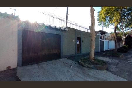 Casa à venda com 162m², 4 quartos e 2 vagas Casa à venda com 162m², 4 quartos e 2 vagasFachada