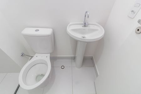 Banheiro Social de apartamento à venda com 2 quartos, 33m² em Vila Carmosina, São Paulo