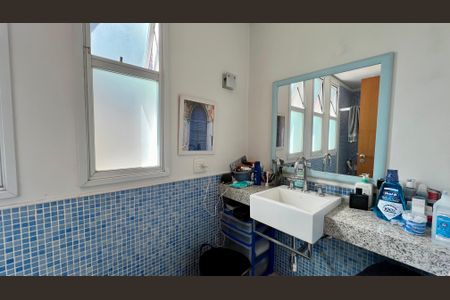 Casa à venda com 690m², 5 quartos e 4 vagasBanheiro da Suíte 2