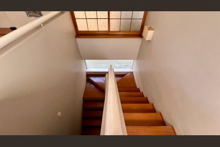 Casa à venda com 690m², 5 quartos e 4 vagasEscada